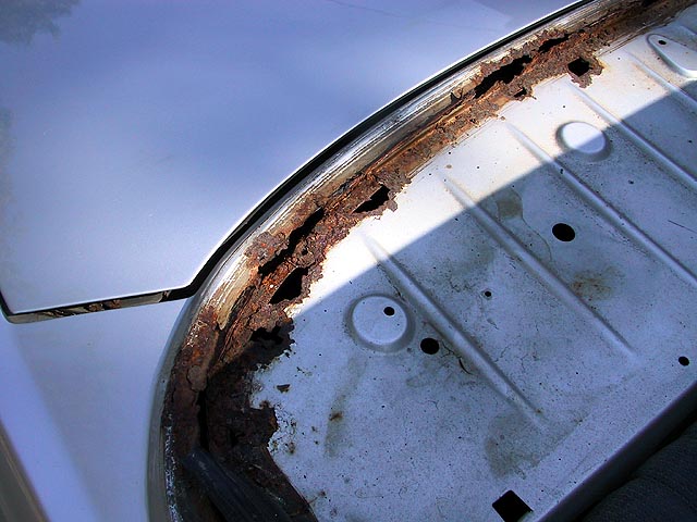 Roest onder het achterruit rubber